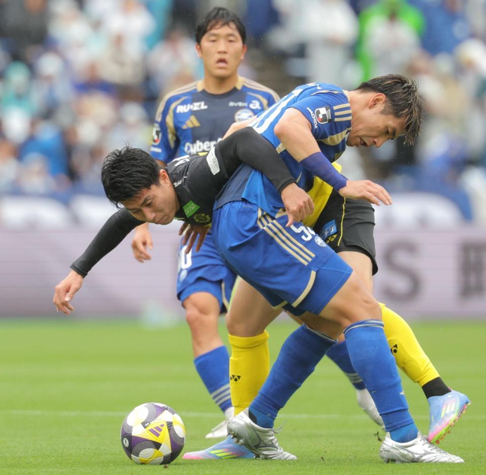 　前半、町田・岡村（手前）の厳しいマークに苦しむ柏・細谷（撮影・吉澤敬太）