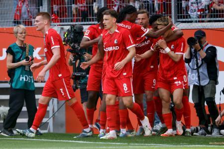 　アイントラハト・フランクフルト戦でゴールを決め、祝福されるフライブルクの堂安律（右）＝１７日、フライブルク（ＤＰＡ提供・ＡＰ＝共同）