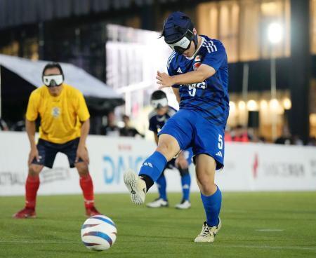 　コロンビア戦の後半、ＰＫでゴールを決める日本代表の平林（右）＝１８日、大阪市北区の特設会場