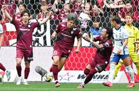 　後半、先制ゴールを決め喜ぶ神戸・大迫（左から２人目）