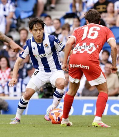 　ジローナ戦で攻め込むレアル・ソシエダードの久保（左）＝サンセバスチャン（共同）