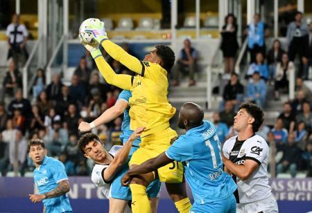 　フル出場したパルマのＧＫ鈴木彩艶（中央）＝１８日（ロイター＝共同）