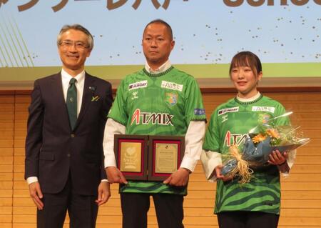 　プレゼンターの明治安田・永島英器社長（左）から「明治安田　地元の元気賞」の盾などを贈られたヴァンラーレ八戸の関係者