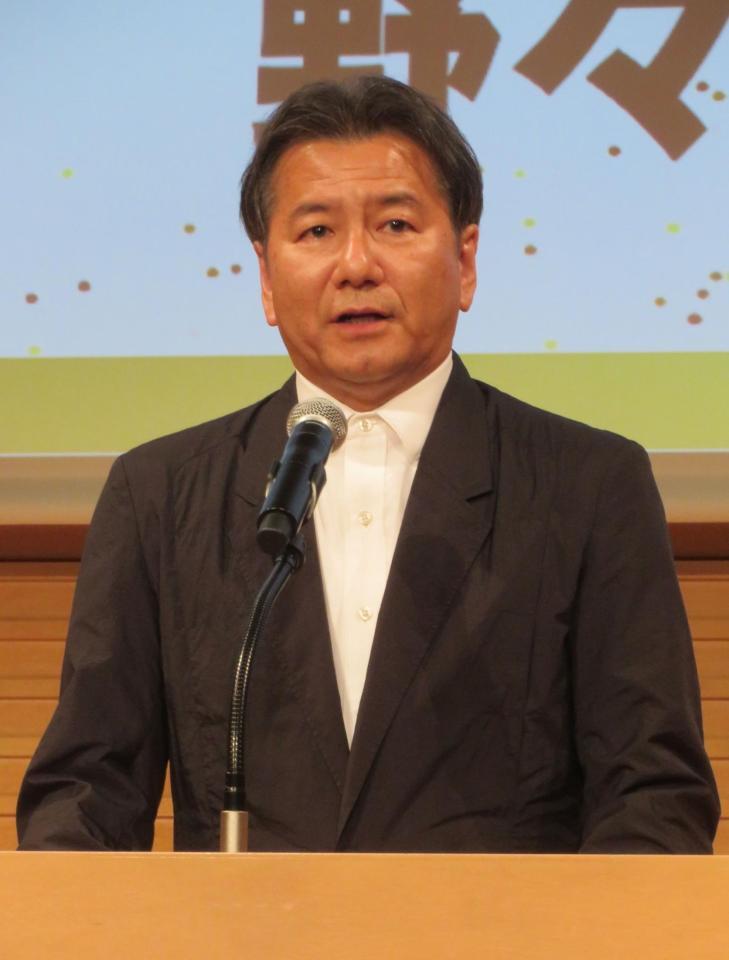　あいさつに立ったＪリーグ・野々村芳和チェアマン