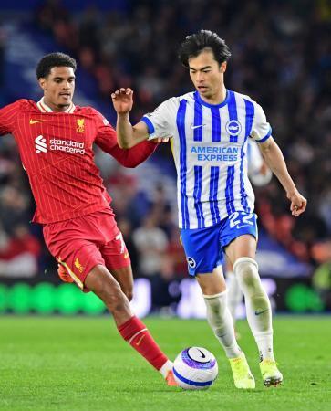 　リバプール戦の後半、攻め込むブライトンの三笘（右）＝ブライトン（共同）