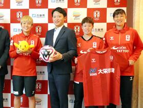 　（左から）三宅史織、斎藤元彦兵庫県知事、水野蕗奈、太田美月