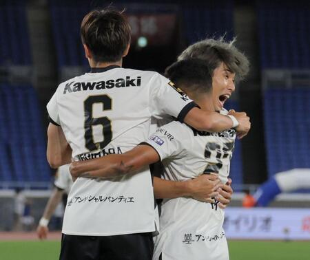 　前半、先制ゴールを決めた神戸・エリキ（２７）に飛びつく大迫勇也ら（撮影・棚橋慶太）