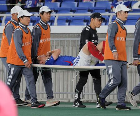 　前半、負傷し担架で運ばれる横浜Ｍ・宮市亮（撮影・棚橋慶太）