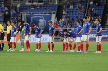 　神戸に敗れ肩を落とす横浜Ｍイレブン（撮影・棚橋慶太）