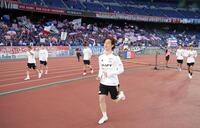 　サポーターにあいさつ後、試合前練習に向かう横浜Ｍイレブン（撮影・棚橋慶太）