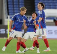 　前半、同点ゴールを決め歓喜する横浜Ｍ・喜田拓也（中央）＝撮影・棚橋慶太