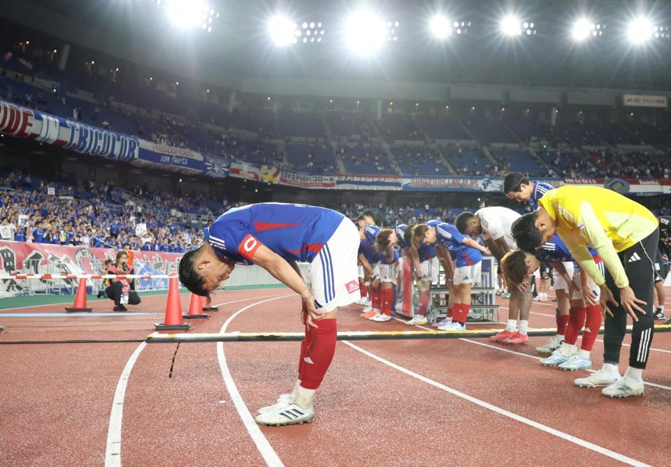 　サポータの前で頭を下げる喜田拓也（左）ら横浜Ｍイレブン（撮影・棚橋慶太）