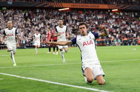 　マンチェスター・ユナイテッド戦でゴールを決め、喜ぶトットナムのジョンソン＝ビルバオ（ロイター＝共同）