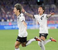 　後半、勝ち越しゴールを決め、ほえる神戸・大迫（左）＝撮影・棚橋慶太