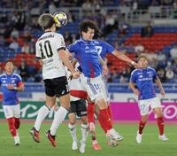 　後半、ヘディングで勝ち越しゴールを決めた神戸・大迫勇也（撮影・棚橋慶太）