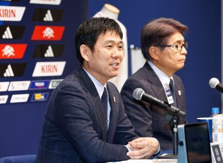 　サッカーＷ杯アジア最終予選に臨む日本代表を発表し、記者会見する森保監督（左）ら＝２３日、千葉市内