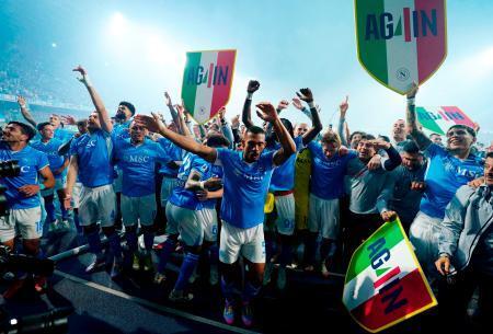 　イタリア１部リーグで優勝を決め、喜ぶナポリの選手＝ナポリ（ロイター＝共同）