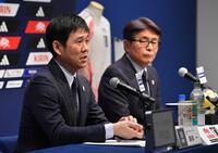 　質問に答える森保監督（左）