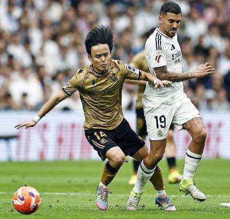 　レアル・マドリード戦の前半、競り合うレアル・ソシエダードの久保（左）＝マドリード（共同）