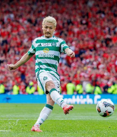 　アバディーン戦でＰＫを決めるセルティックの前田＝グラスゴー（共同）