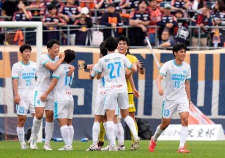 　大宮に競り勝ち、喜ぶＧＫ佐藤（右から２人目）ら筑波大イレブン＝ＮＡＣＫ５