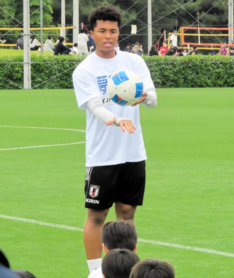 　子どもたちにリフティングのコツを教える藤田譲瑠チマ