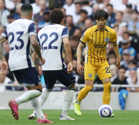 　トットナム戦でプレーするブライトンの三笘（右）＝ロンドン（共同）