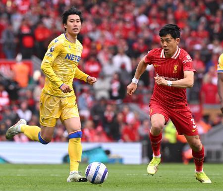 　クリスタルパレス戦で攻め込むリバプールの遠藤。左はクリスタルパレスの鎌田＝リバプール（共同）