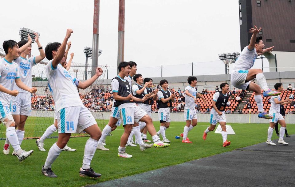 　大宮に競り勝ち、喜ぶ筑波大の選手たち