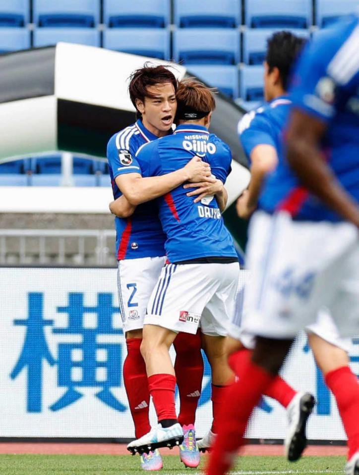 　前半、先制ゴールを決め、祝福される横浜Ｍ・永戸（左）