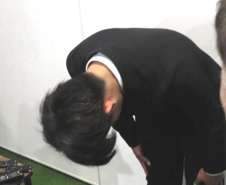 　頭を下げて謝罪したサッカー日本代表ＭＦ佐野海舟