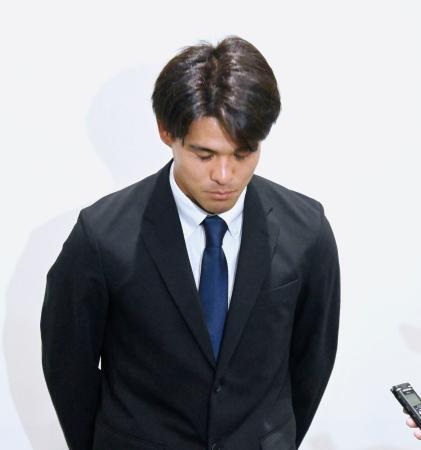 　報道陣の取材に応じ、謝罪するサッカー日本代表の佐野海舟＝２８日、千葉市