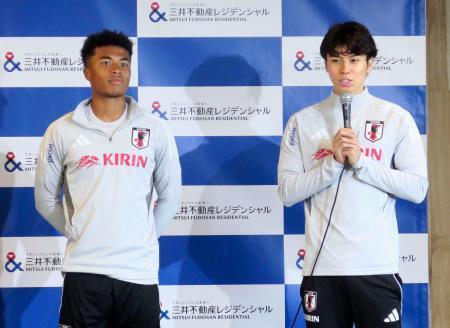 　東京都内で開かれたイベントで、あいさつする田中。左は藤田＝３１日