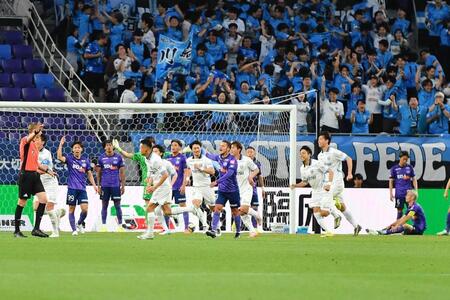 　試合終了間際に勝ち越し点を献上した広島イレブン（撮影・畠山賢大）