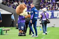 　敗戦を喫し、グラウンドを後にするスキッベ監督（撮影・畠山賢大）