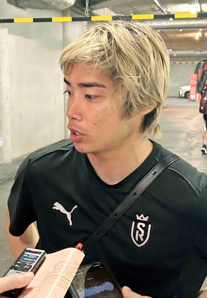 　入れ替え戦後、取材に応じるスタッド・ランスの伊東純也（共同）