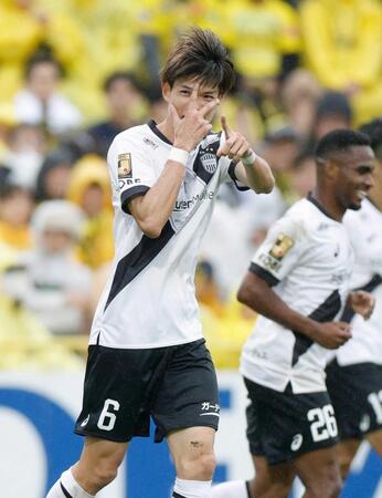 　前半、ＦＫを決め、武藤のポーズをまねる神戸・扇原