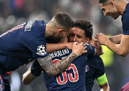 　初優勝を果たしたパリ・サンジェルマンの選手＝５月３１日（ロイター＝共同）