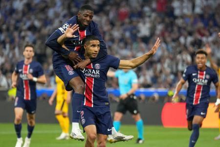 　インテル・ミラノ戦で先制ゴールを決め、デンベレ（上）から祝福されるパリ・サンジェルマンのハキミ＝ミュンヘン（ＡＰ＝共同）