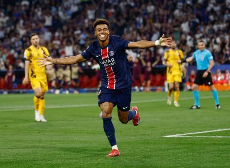 　インテル・ミラノ戦でチーム３点目のゴールを決め、喜ぶパリ・サンジェルマンのドゥエ＝ミュンヘン（ロイター＝共同）