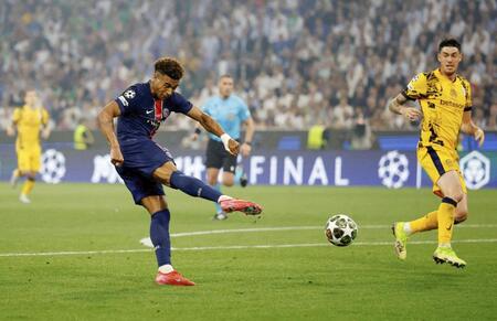 　インテル・ミラノ戦でチーム２点目のゴールを決めるパリ・サンジェルマンのドゥエ＝ミュンヘン（ロイター＝共同）