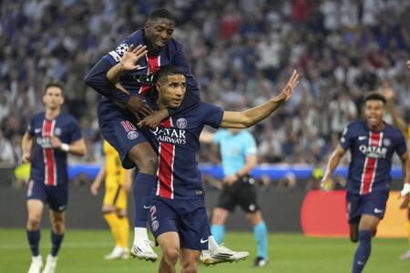 　インテル・ミラノ戦で先制ゴールを決め、デンベレ（上）から祝福されるパリ・サンジェルマンのハキミ＝ミュンヘン（ＡＰ＝共同）