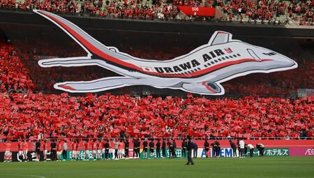 　大きな飛行機の横断幕でクラブＷ杯への出発を見送る浦和サポーター（撮影・金田祐二）