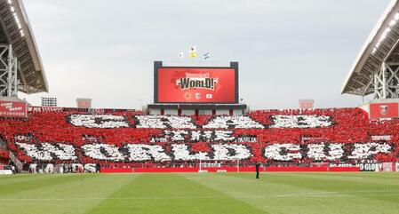 　試合後、クラブＷ杯に出場する選手たちを激励する大勢の浦和サポーター