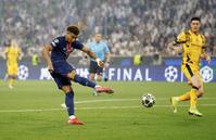 　インテル・ミラノ戦でチーム２点目のゴールを決めるパリ・サンジェルマンのドゥエ＝ミュンヘン（ロイター＝共同）