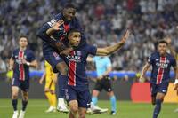 　インテル・ミラノ戦で先制ゴールを決め、デンベレ（上）から祝福されるパリ・サンジェルマンのハキミ＝ミュンヘン（ＡＰ＝共同）