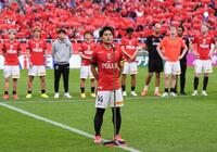 　試合後、クラブＷ杯に向けて、あいさつする浦和・関根（手前）