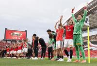 　試合後、サポーターの声援に応えるＧＫ西川（右端）ら浦和の選手たち＝