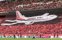 　試合後、クラブＷ杯に出場する選手たちを激励する大勢の浦和サポーター