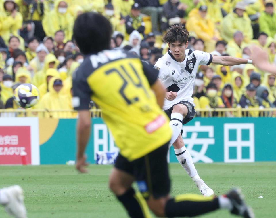 　前半、ＦＫで勝ち越しゴールを決める（撮影・金田祐二）